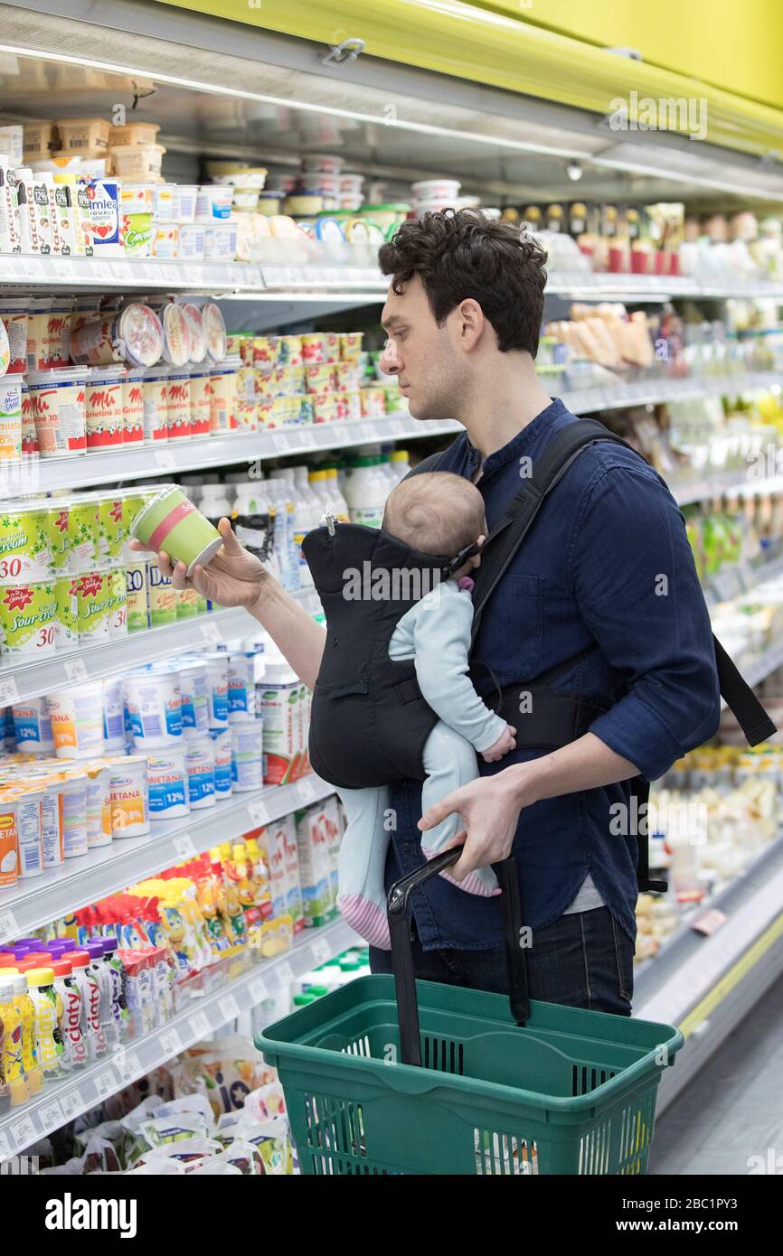 Père avec bébé fille épicerie shopping dans le supermarché Banque D'Images