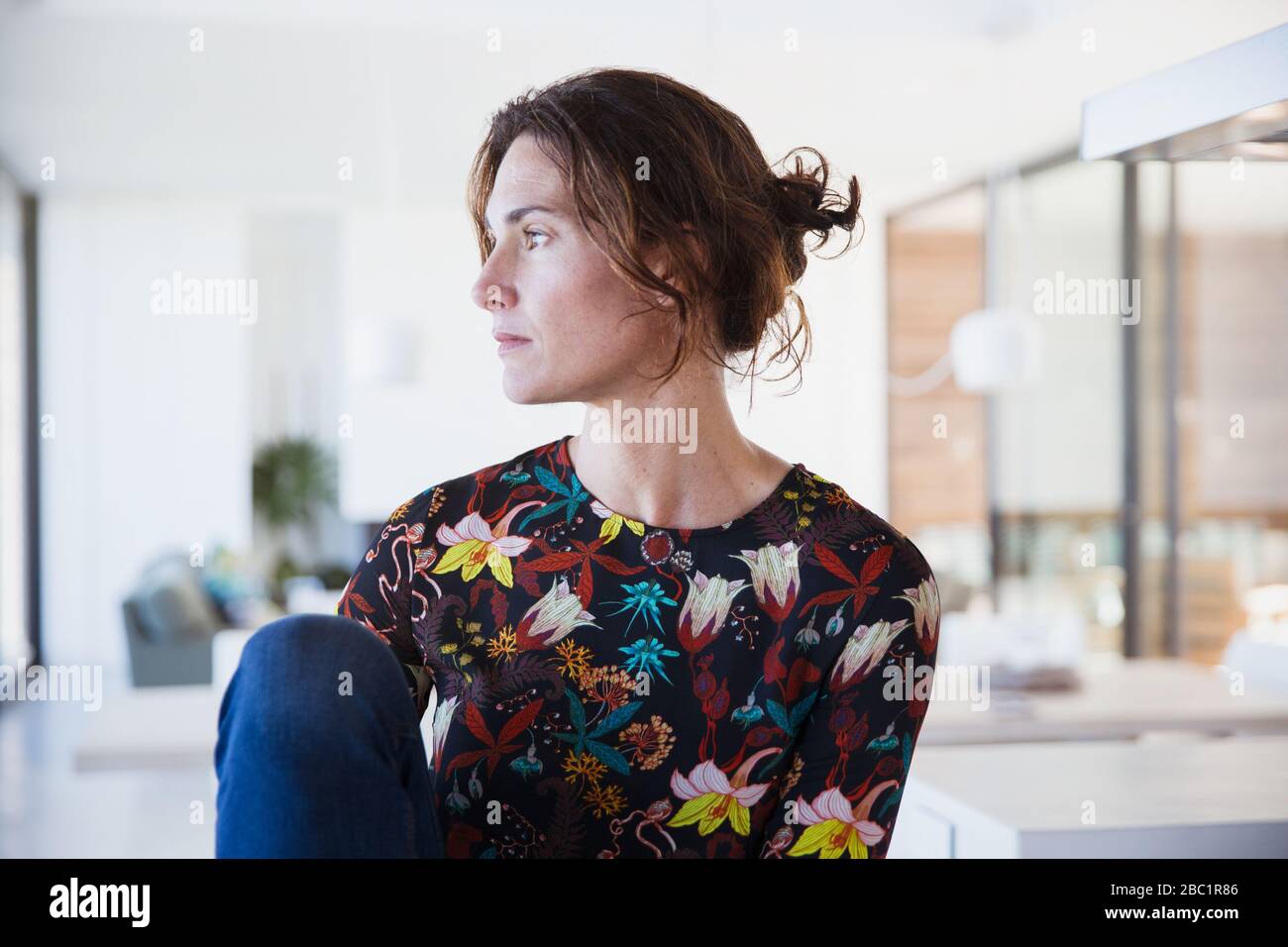 Sérieuse, pensive brunette femme regardant loin Banque D'Images