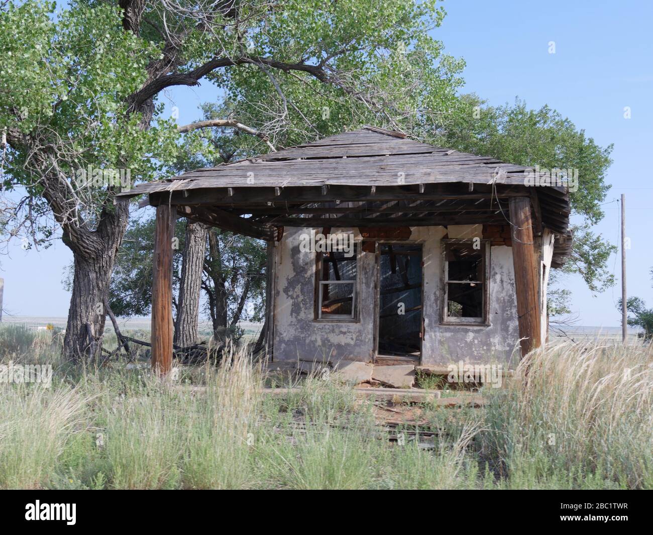 Vue de face sur les vestiges délabrés d'un bâtiment de la ville fantôme de Glenrio, une vieille ville minière du Nouveau-Mexique. Banque D'Images