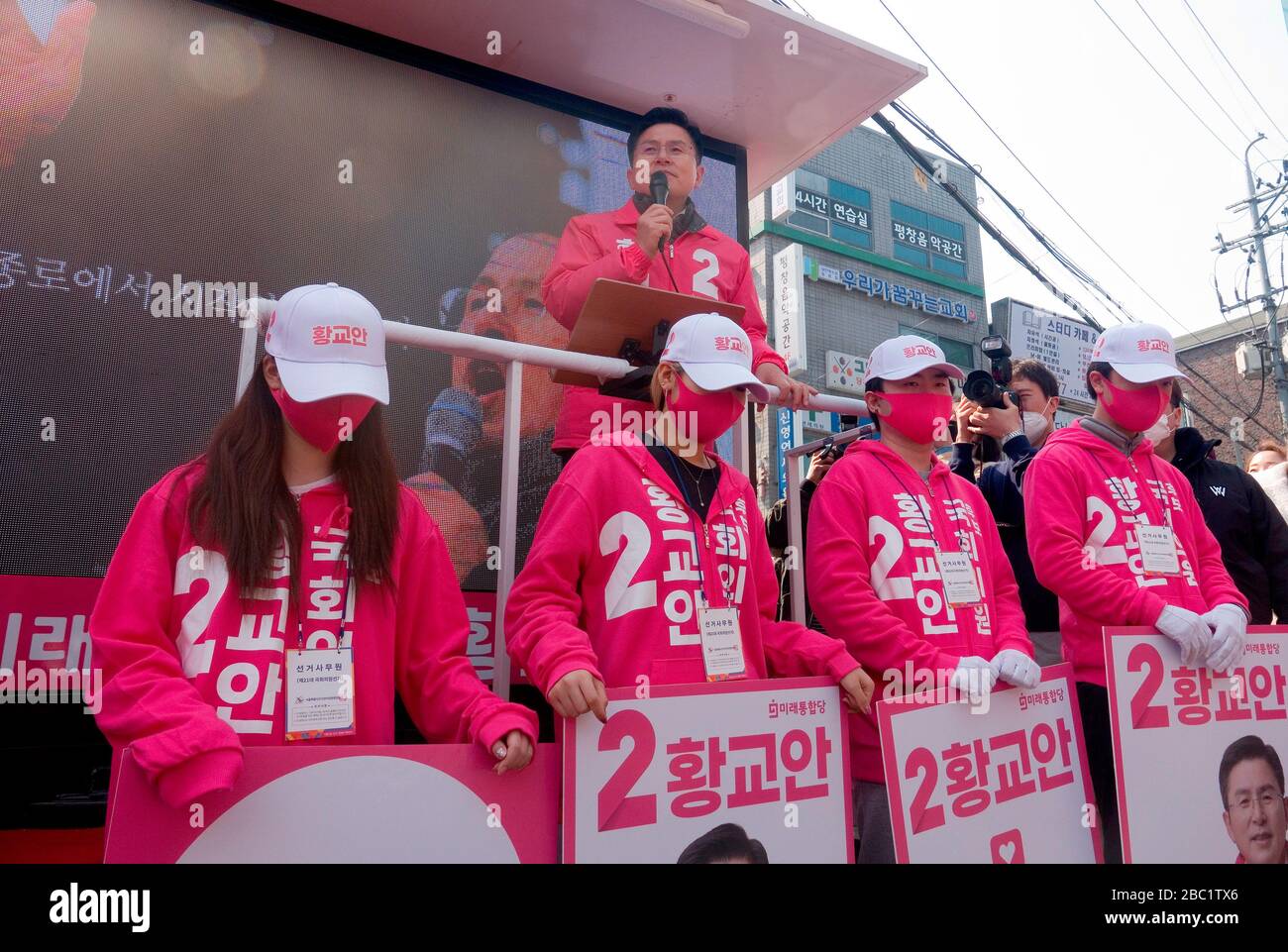 Hwang Kyo-Ahn, 2 avril 2020 : le principal président du parti d'opposition de Corée du Sud, Hwang Kyo-Ahn (top), lors de la campagne électorale pour les élections parlementaires du 15 avril dans sa circonscription de Jongno Ward à Séoul, en Corée du Sud. Hwang est en cours d'élection à Jongno, une circonscription symbolique de la politique coréenne où les influences politiques sont élues. Lee Nak-Yon, ancien premier ministre de la Corée du Sud et candidat du parti démocratique au pouvoir, est également présent dans la circonscription électorale pour les élections générales. Lee et Hwang ont été classés comme le premier et le deuxième comme le prochain presi Banque D'Images