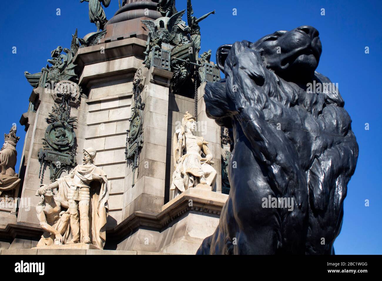 Vue rapprochée du célèbre monument historique de la sculpture appelé 'Mirador de Colom' (Colombus Monumentt) construit en 1888 par Rafael Atche à Barcelone. C'est Banque D'Images