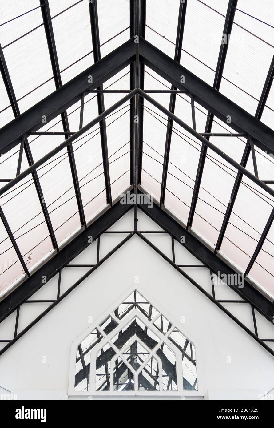 Toit triangulaire avec carrelage transparent sur la voie menant à l'entrée du bureau moderne de la ville. Banque D'Images