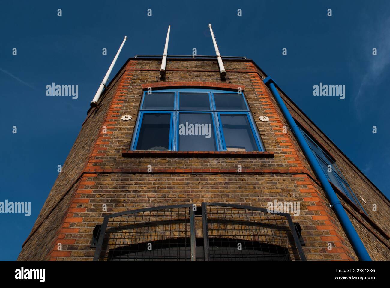 Fenêtre d'angle des ateliers sur Canham Road/ Warple Way/ Stanley Gardens, East Acton, Londres, Banque D'Images