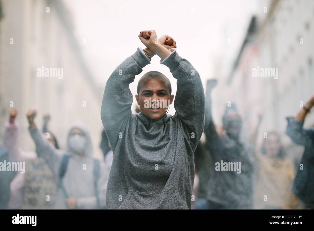 La militante féminine proteste lors d'une grève avec ses mains a traversé les frais généraux. Femme protestant et donnant des slogans dans la ville. Banque D'Images