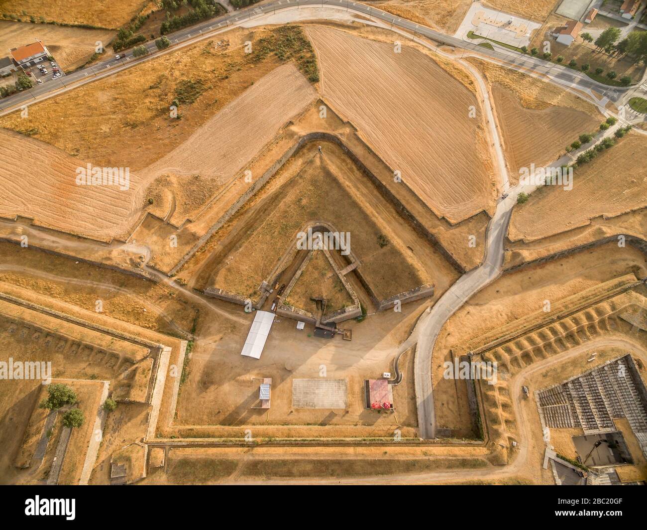 Éléments d'une fortification: Vue aérienne d'un triangle forme ravelin ou demi lune avec une redoute dans le fossé entre 2 bastions à Almeida Portugal, Banque D'Images