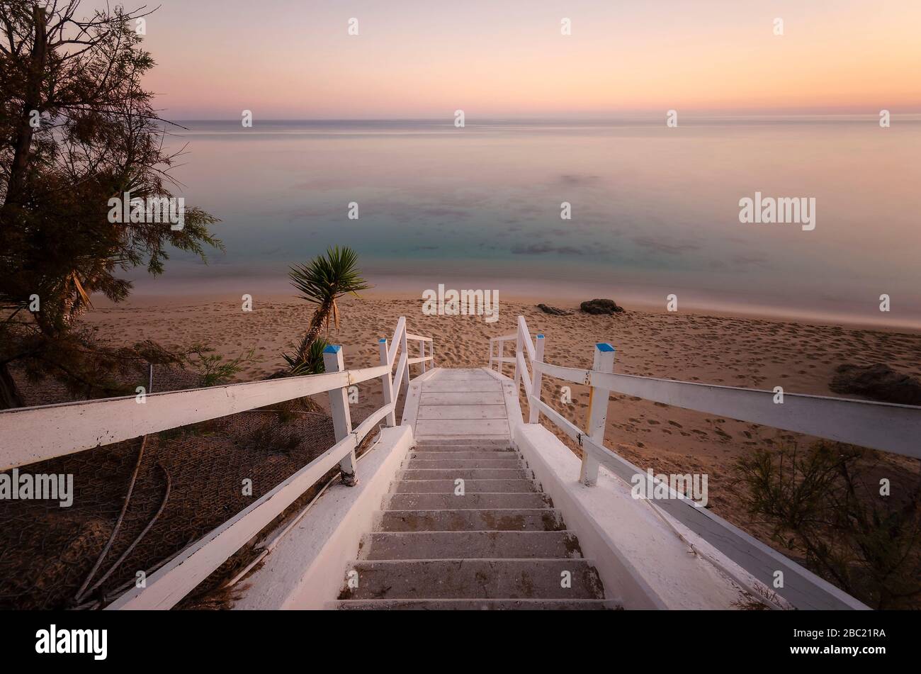 Coucher de soleil sur la côte italienne. Banque D'Images