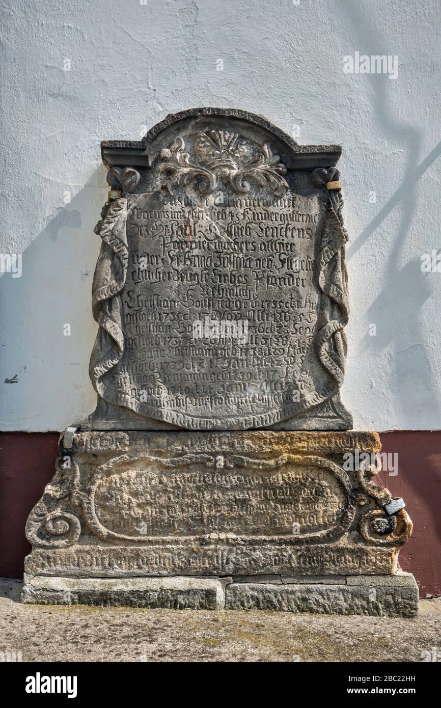 Tombstone avec inscriptions de langue allemande en écriture gothique, XVIIIe siècle, à l'église de l'Assomption dans le village de Janowice Wielkie, Basse Silésie, Pologne Banque D'Images
