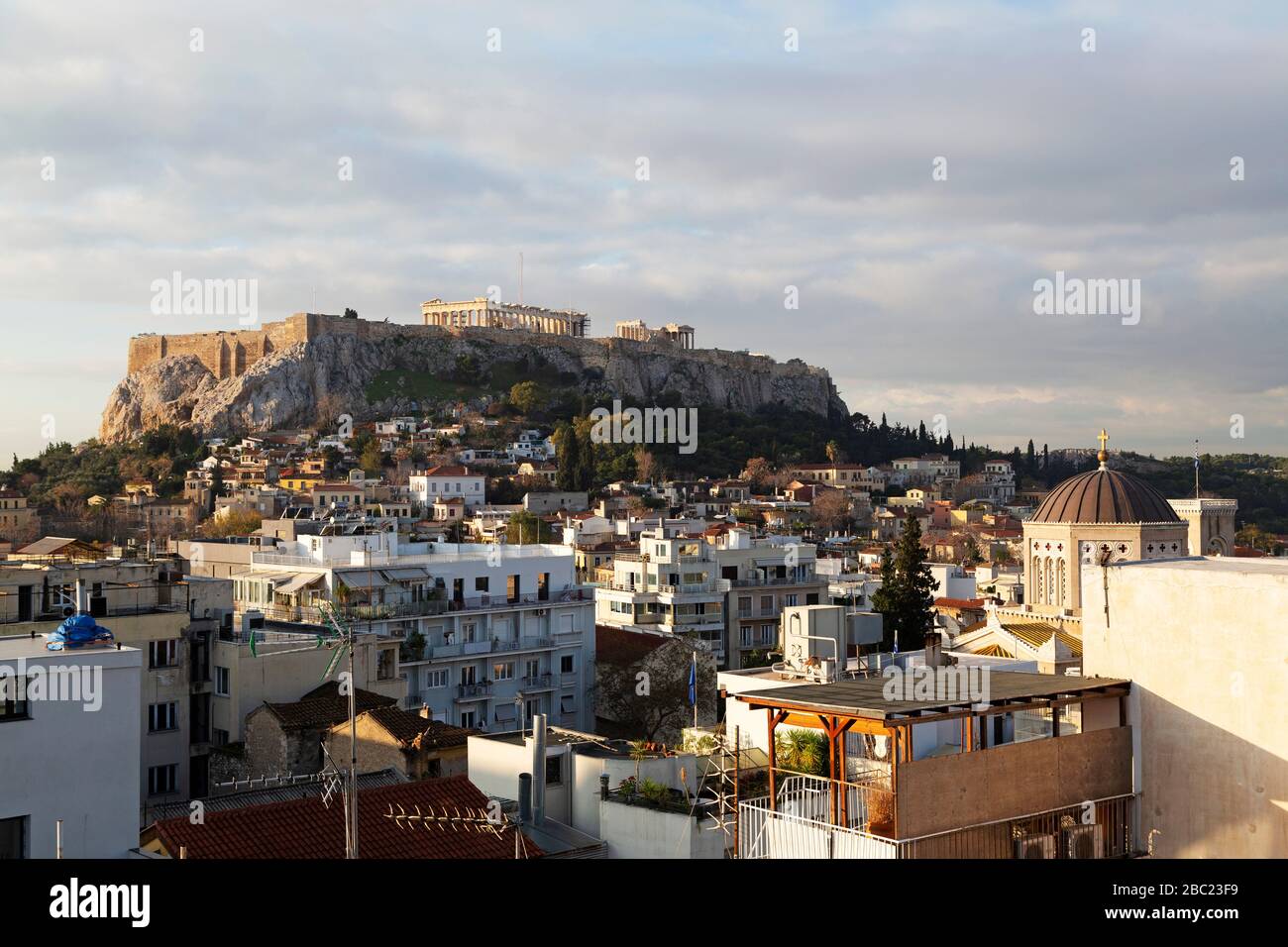 Vue sur les toits de la ville jusqu'à l'Acropole d'Athènes, Grèce. Le Temple d'Athena est au sommet de l'Acropole. Banque D'Images