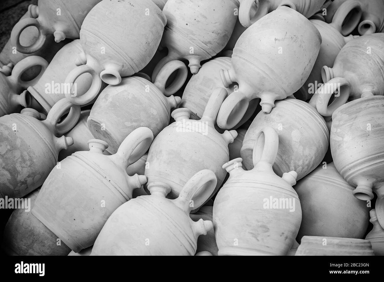 Les cruches en argile à la main, les détails de quelques vieux pots d'argile, de la tradition et de la décoration, la poterie Banque D'Images