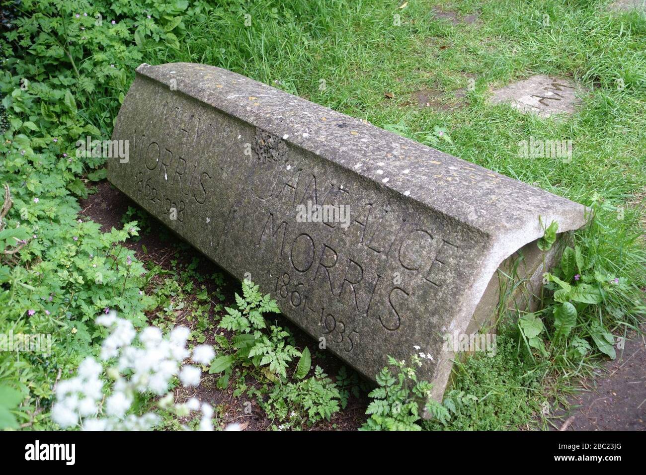 Tombe de mai et Jane Alice Morris, église St George - Kelmscott, Oxfordshire, Angleterre Banque D'Images