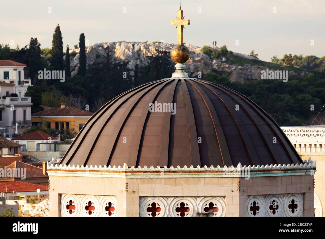 Dôme de la cathédrale métropolitaine d'Athènes à Athènes, Grèce. Un crucifix est au sommet de la coupole du lieu de culte du XIXe siècle. Banque D'Images