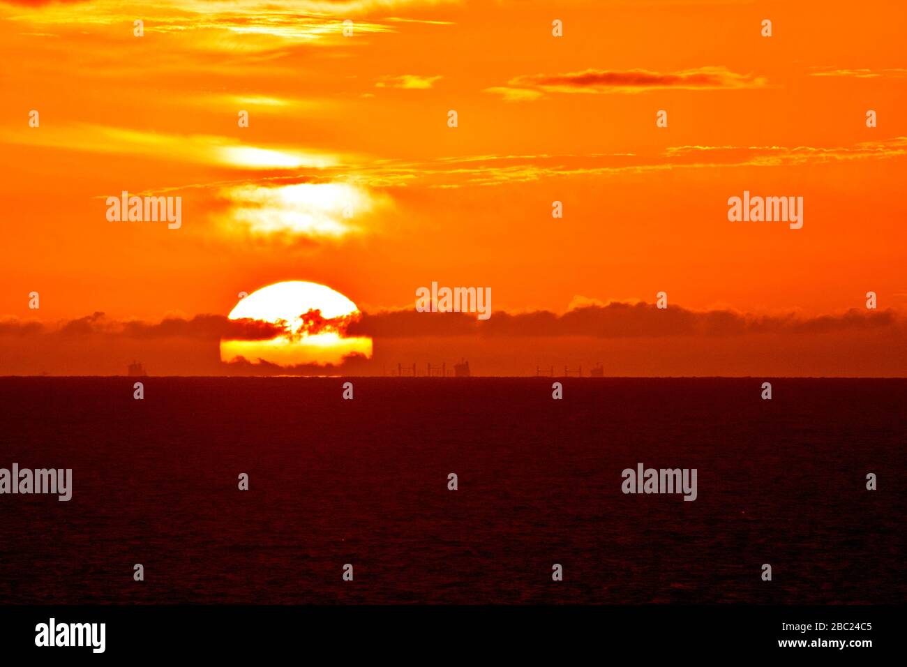 Lever du soleil sur l'océan. Banque D'Images