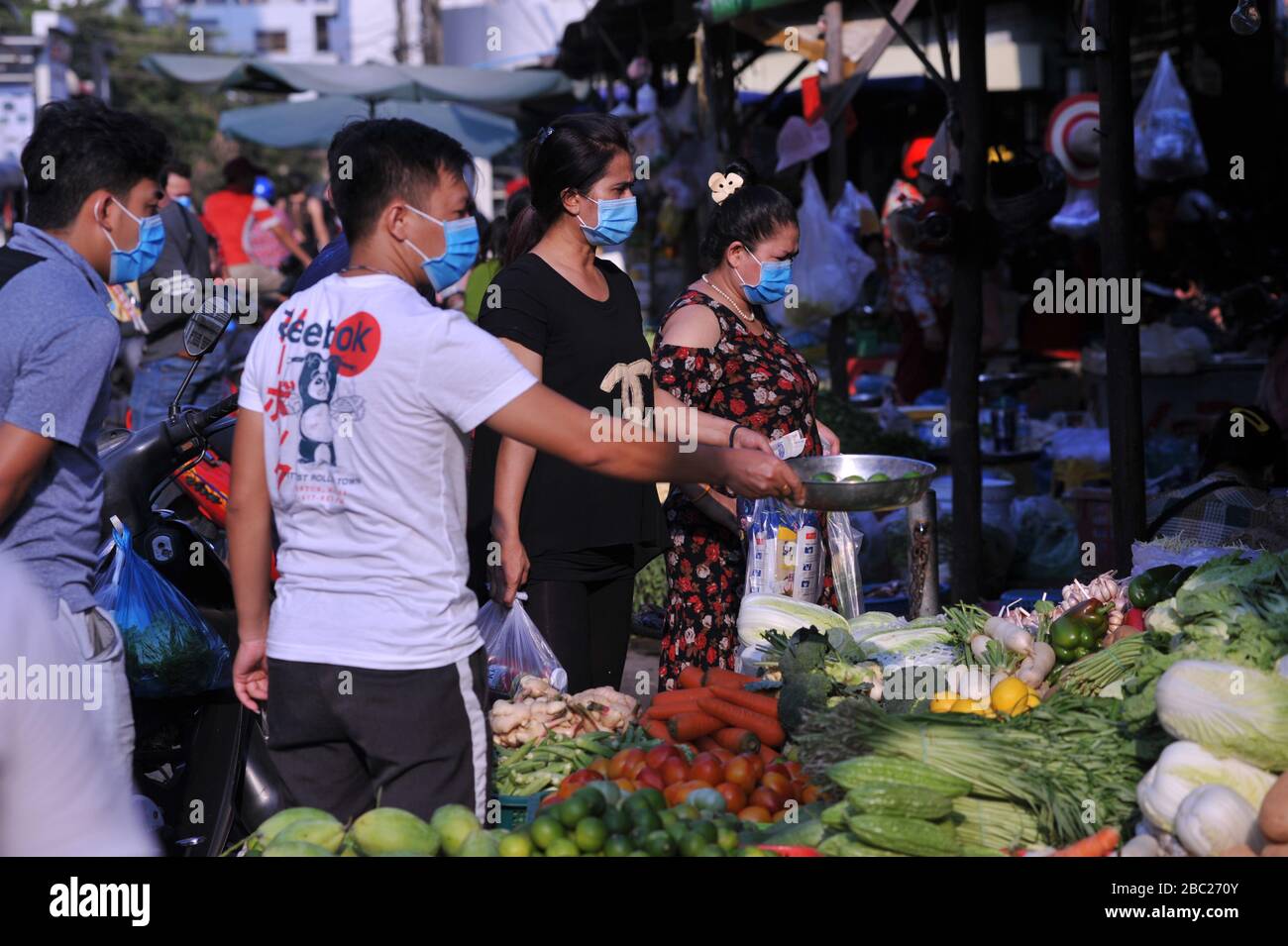 Achat de panique, les Cambodgiens portent des masques de visage lorsqu'ils font des achats pendant la pandémie de coronavirus. Le marché russe, Phnom Penh, Cambodge. © Kraig Lieb Banque D'Images