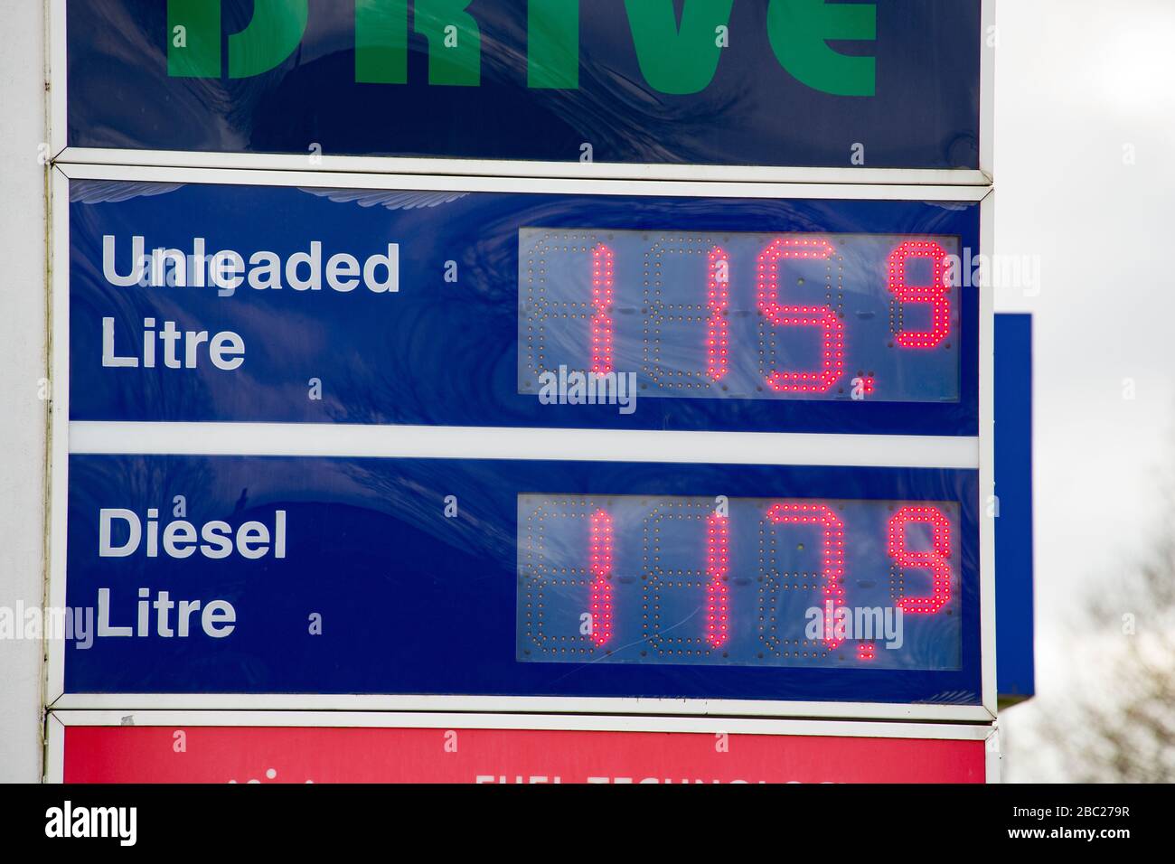 Les prix du carburant à l'extérieur d'une station-service ESSO ont chuté au cours de l'éclosion de coronavirus. Dorset Angleterre Royaume-Uni GB Banque D'Images