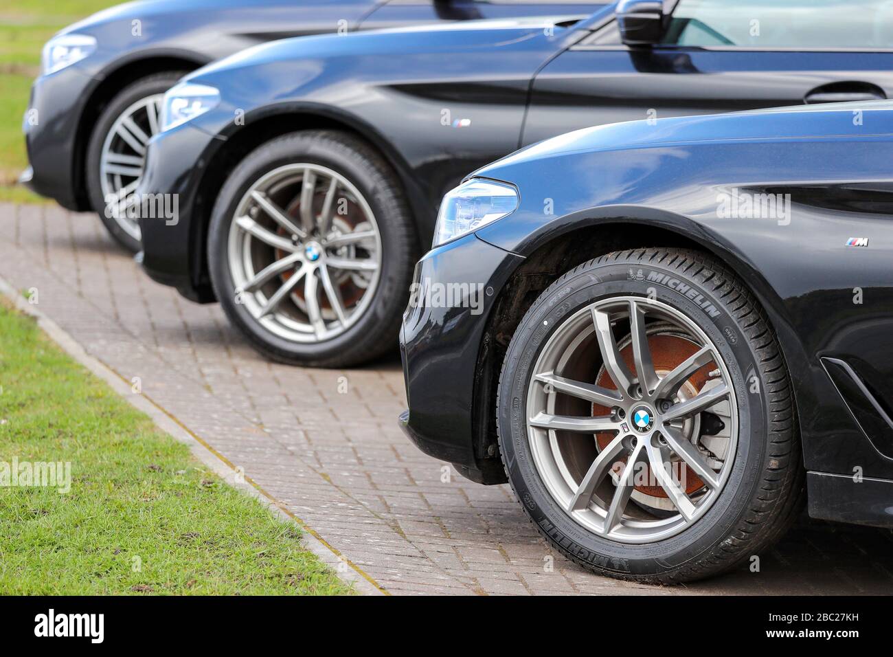 Ligne de nouvelles salons BMW série 3 à vendre, assis à une piste de garage, Banque D'Images