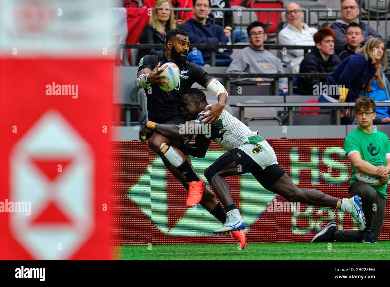 Vancouver, Canada. 7 mars 2020. Joe Ravouvou n°4 de Nouvelle-Zélande abordé par le joueur du Kenya dans le match n°6 au cours du jour 1 - 2020 HSBC World Rugby Sevens Serie Banque D'Images
