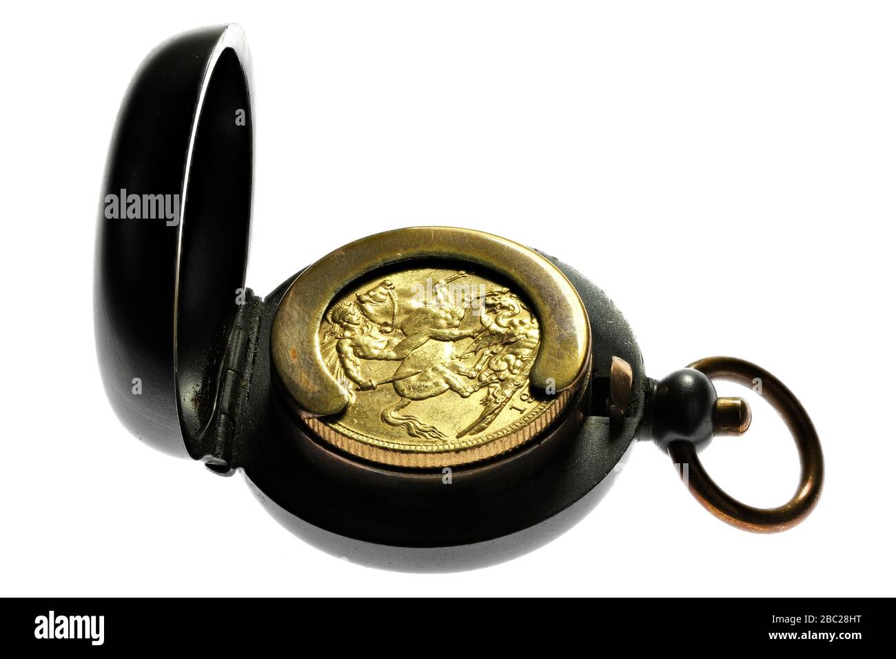Pièce d'or pleine souveraine britannique dans un boîtier en métal armé isolé sur fond blanc Banque D'Images