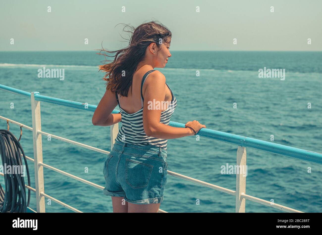 Belle jeune fille en short denim Banque de photographies et d’images à
