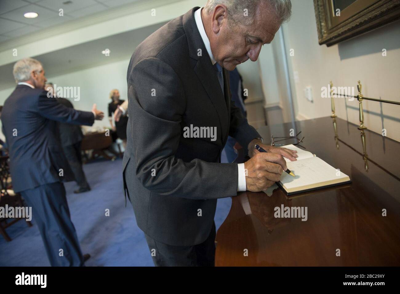 Le ministre grec de la Défense rencontre le secrétaire américain à la Défense Chuck Hagel 140821 Banque D'Images