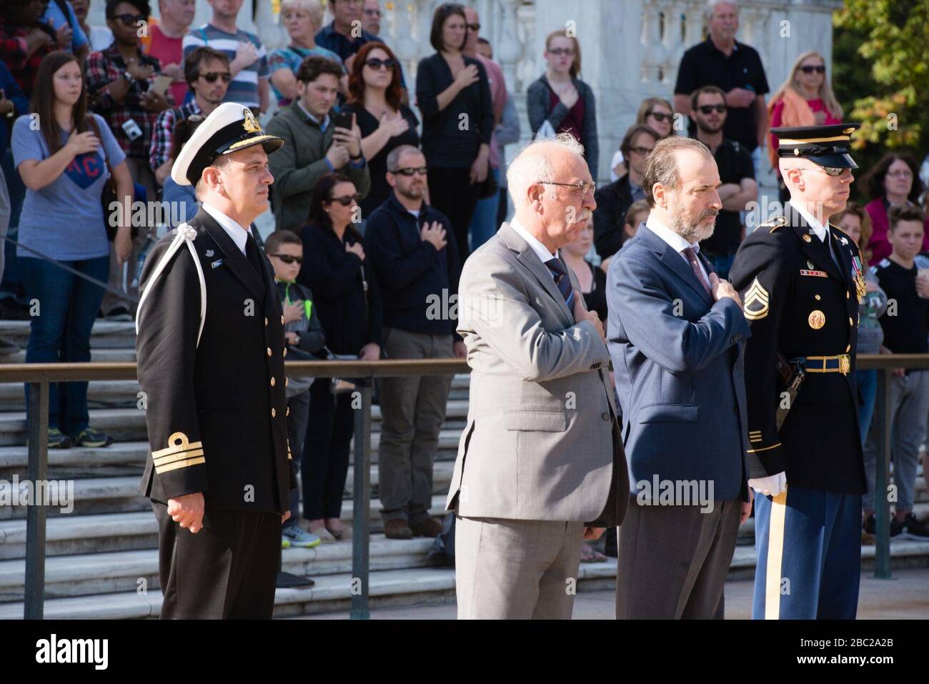 Grèce‥99 s le ministre suppléant de la Défense nationale jette une couronne à la tombe du soldat inconnu au cimetière national d'Arlington (21553954263). Banque D'Images