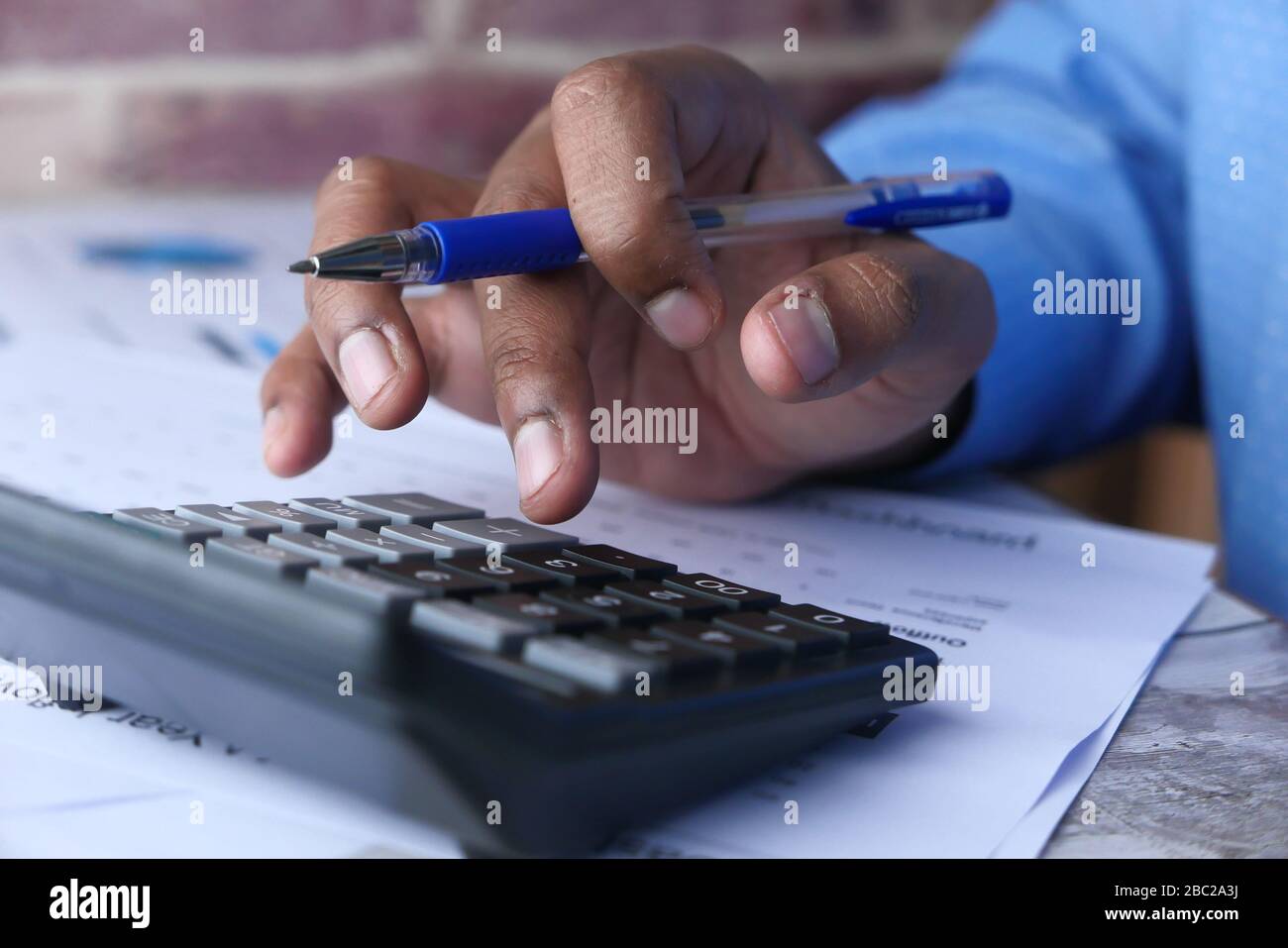 Gros plan sur le jeune homme à l'aide de la calculatrice Banque D'Images