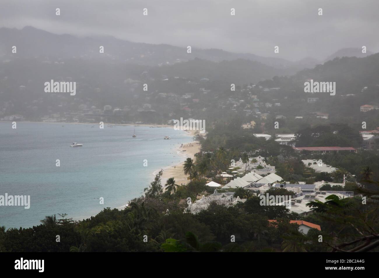 La Grenade pleut sur la vue de St George depuis le balcon de la villa à l'hôtel Mount Cinnamon Banque D'Images