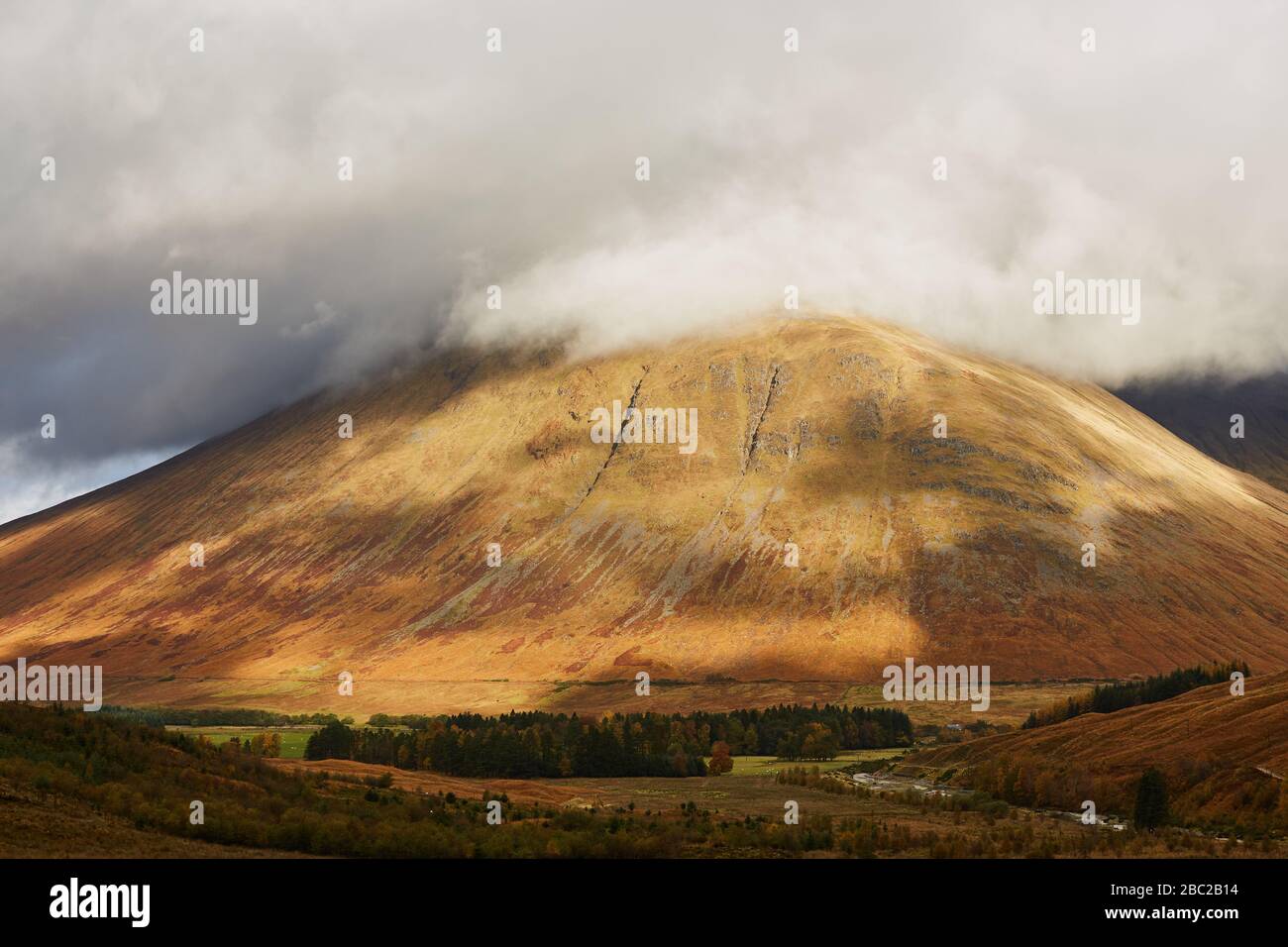 En regardant Beinn Dorain dans le nuage dans les Highlands écossais, Royaume-Uni. Banque D'Images