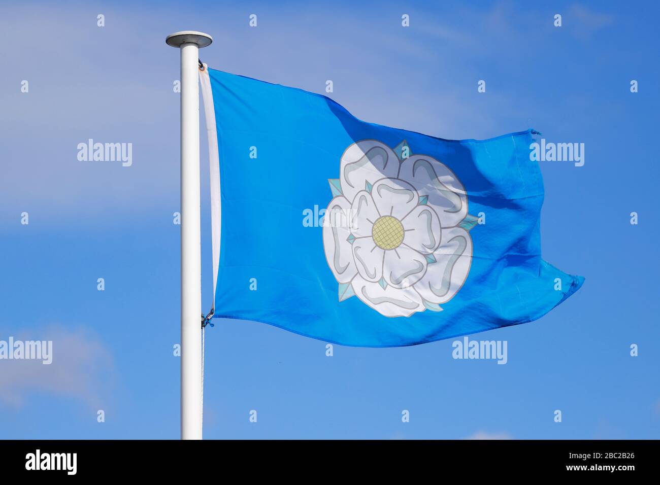 L'emblématique drapeau du Yorkshire souffle dans le vent du comté de Gods Banque D'Images