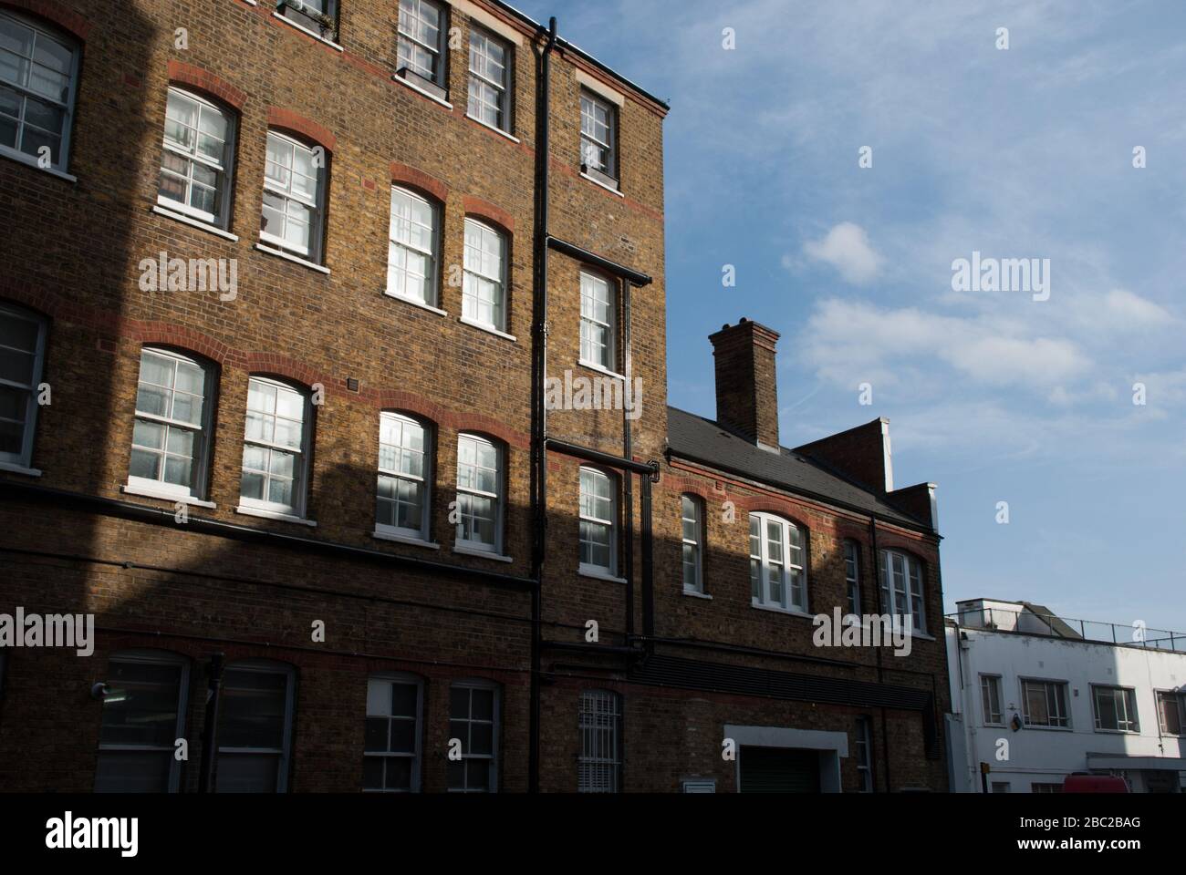 Appartements au-dessus de Nur Malaysia Restaurant 1-10 Wimple Way, East Acton, Londres, Banque D'Images