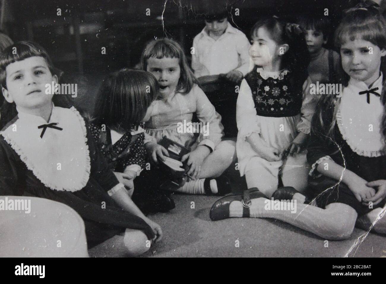 Groupe de filles espiègles assis dans un groupe sur la parole Banque D'Images