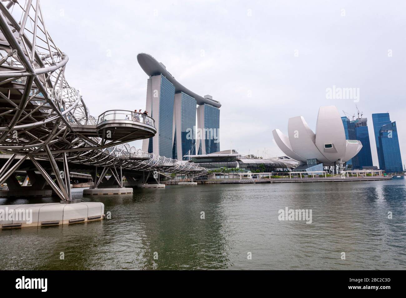 Helix Bridge, Marina Bay Sands et le musée d'art en forme de fleur de Lotus à Marina Bay Sands, Singapour Banque D'Images