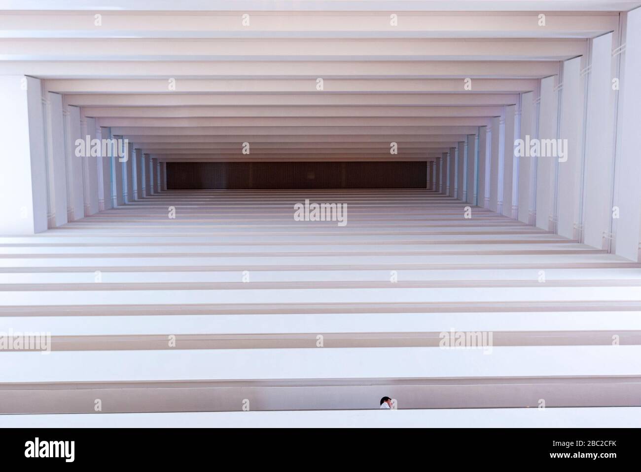 Homme à l'intérieur du hall de Singapour, Marina Bay Sands, Moshe Safdie, miroir et lampes, Singapour Banque D'Images