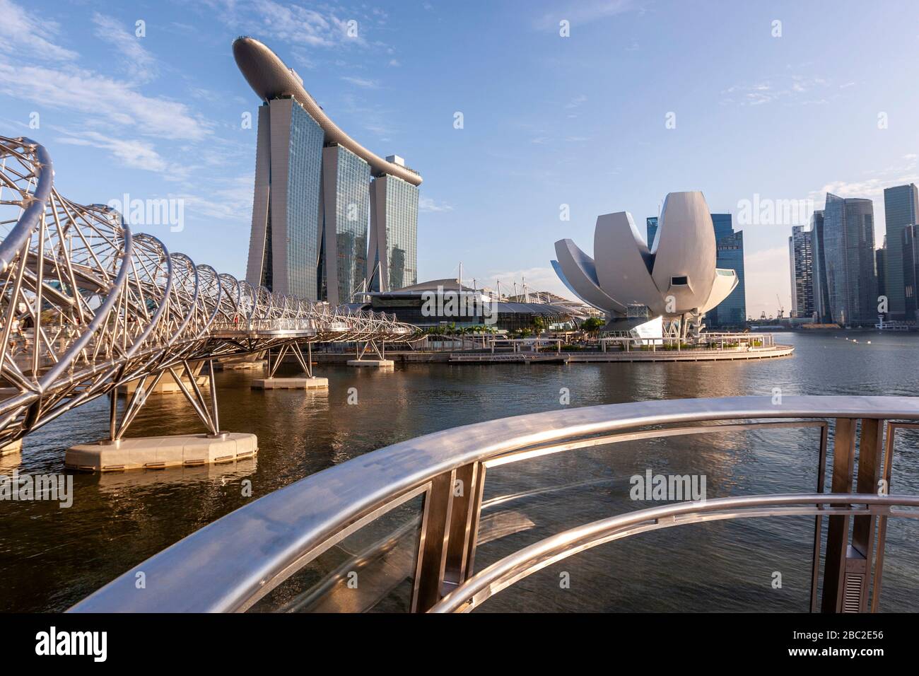 Helix Bridge et Marina Bay Sand, Singapour Banque D'Images