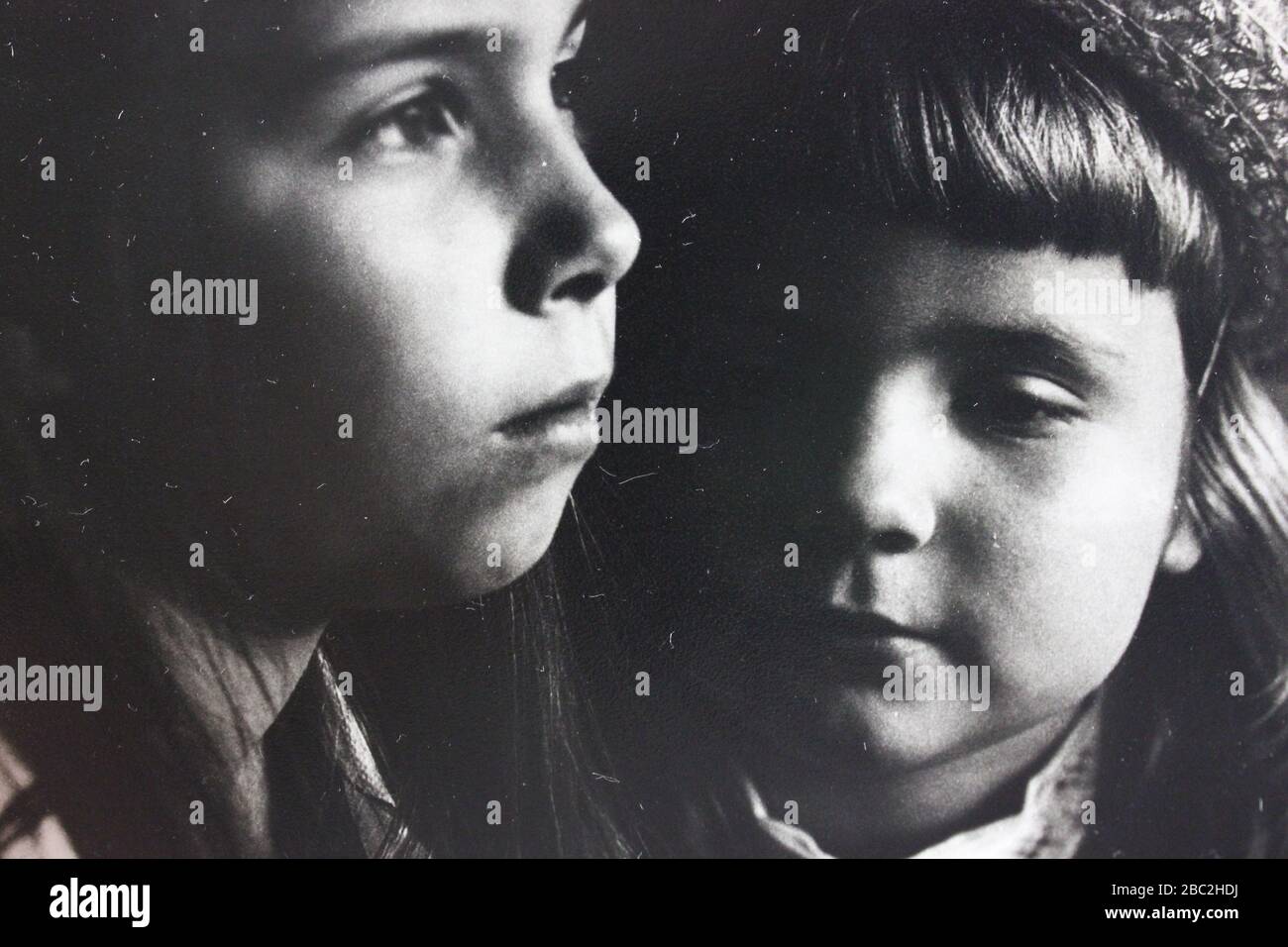 Découvrez la photographie noir et blanc vintage des années 1970 de deux jeunes filles caucasiennes Banque D'Images
