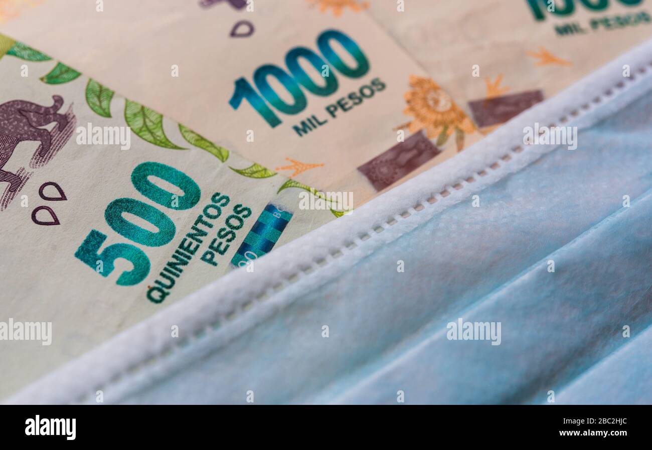 1000 et 500 peso argentin avec masque facial contre la pandémie de covid-19 du coronavirus Banque D'Images