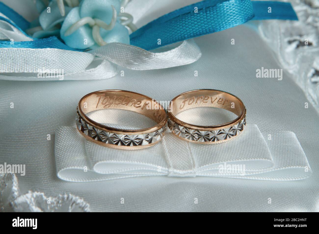 Deux bagues de mariage sur l oreiller Photo Stock Alamy