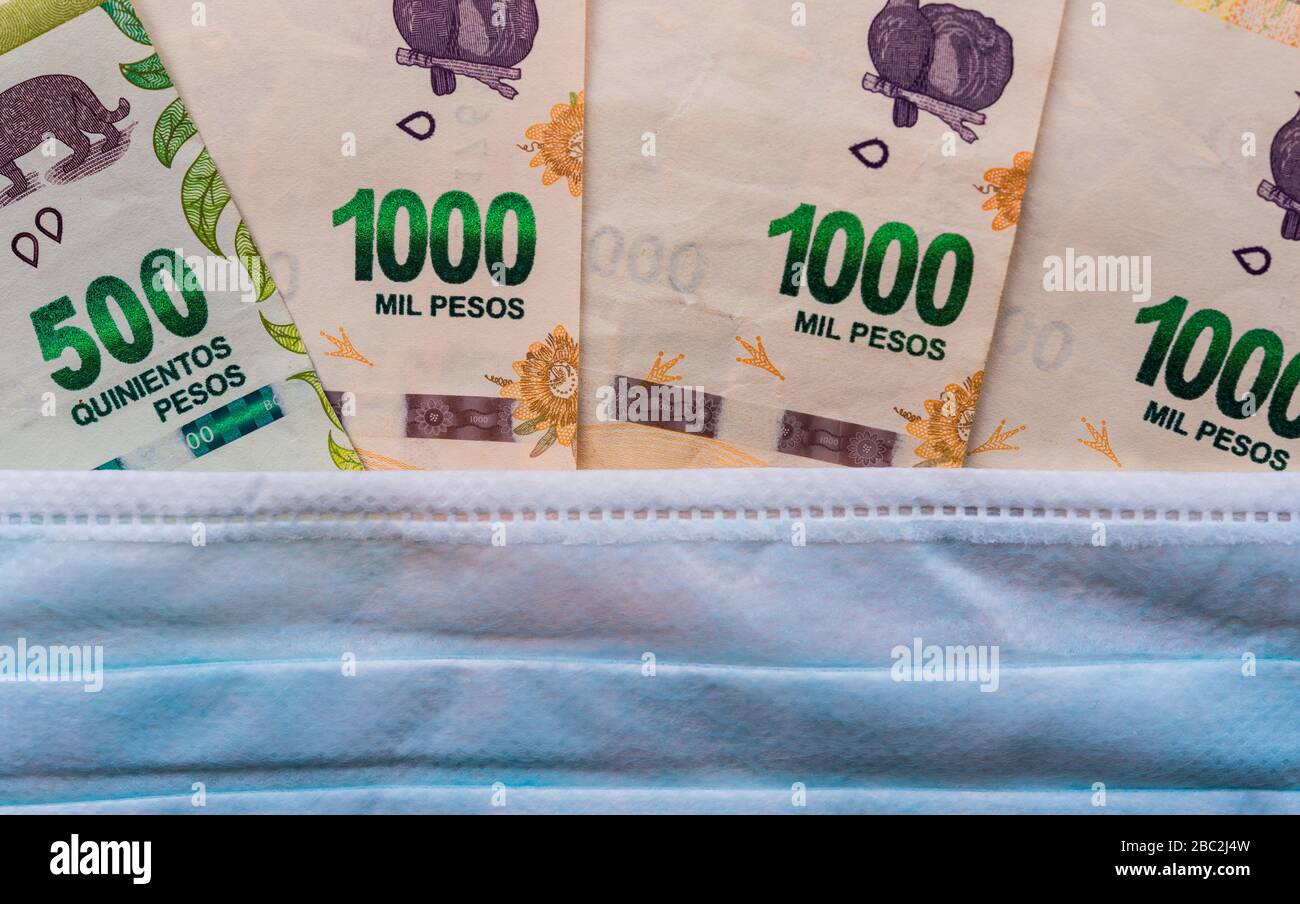 1000 et 500 peso argentin avec masque facial contre la pandémie de covid-19 du coronavirus Banque D'Images