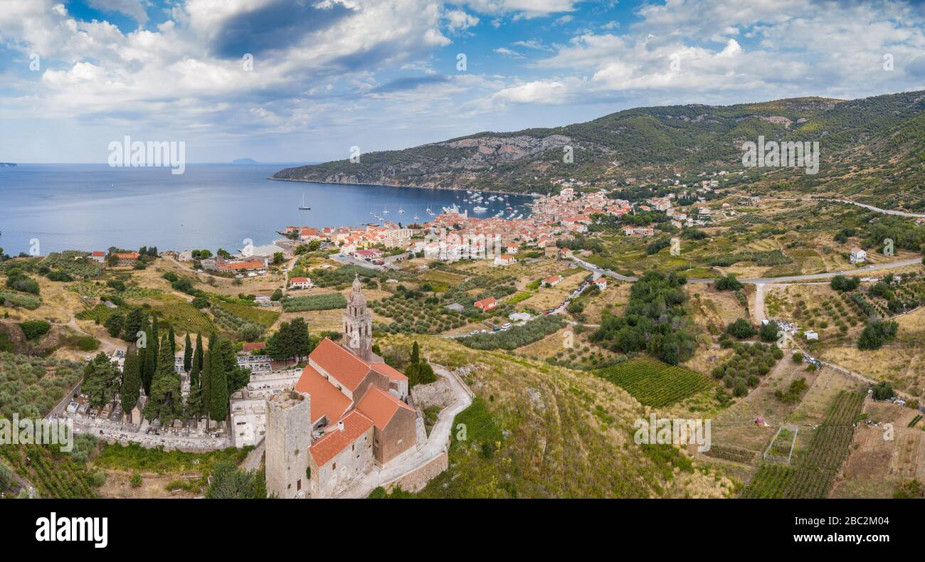 Vue panoramique aérienne de la cathédrale Saint-Nicolas dans la ville de KKomiza - l'une des nombreuses villes portuaires en Croatie, toits orange de maisons, baie de pique-nique Banque D'Images