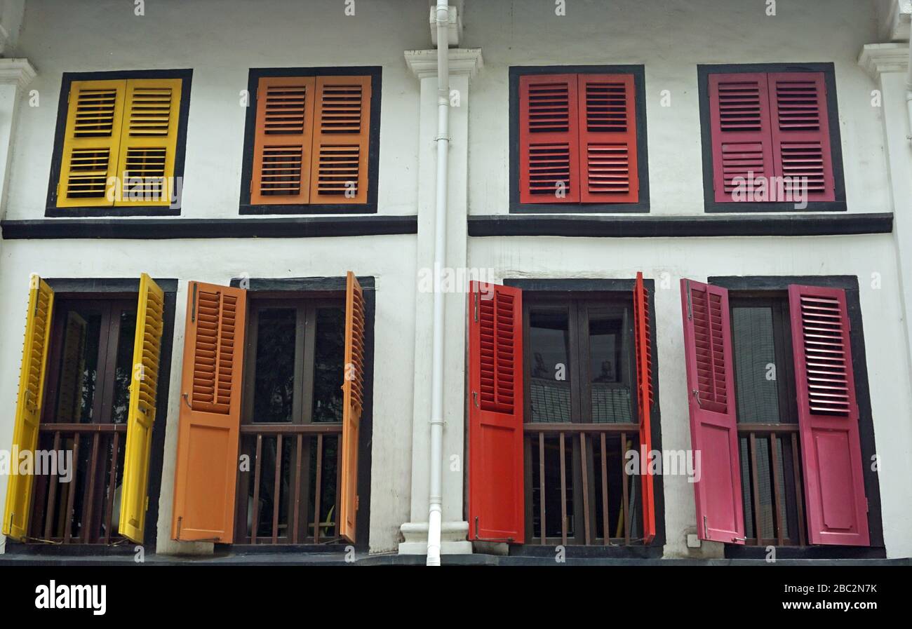 vieux volets colorés en bois à singapour Banque D'Images