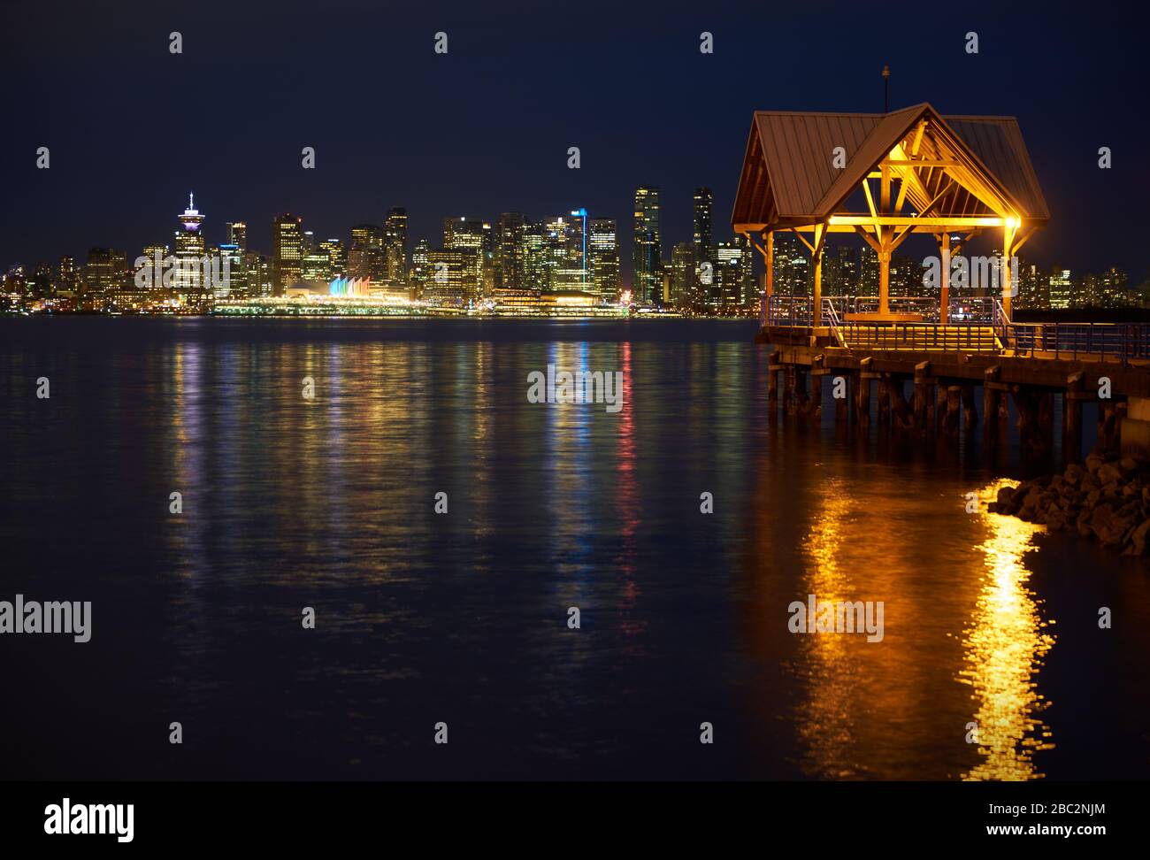 Vancouver Night Skyline Lights. La ville de Vancouver se reflète à Burrard Inlet la nuit. Colombie-Britannique, Canada. Banque D'Images