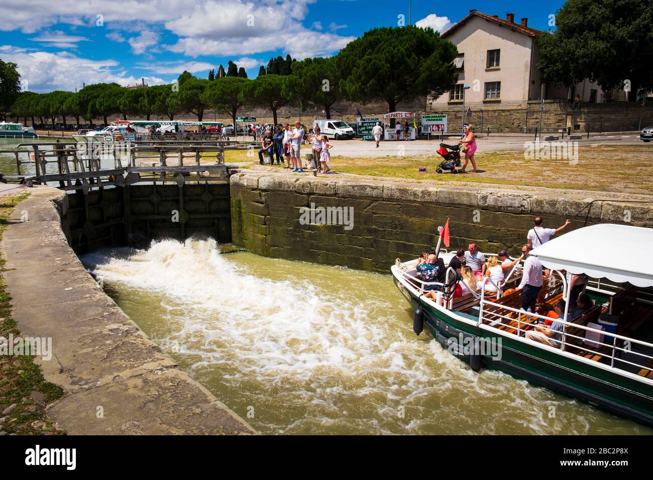 Bateaux passant par le verrou du Pont Marengo sur le canal du Midi à Carcassonne Aude France Banque D'Images