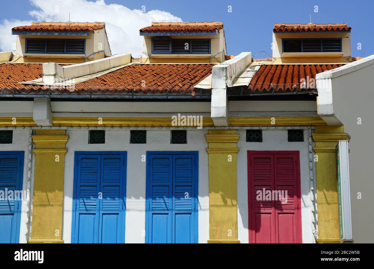 vieux volets colorés en bois à singapour Banque D'Images