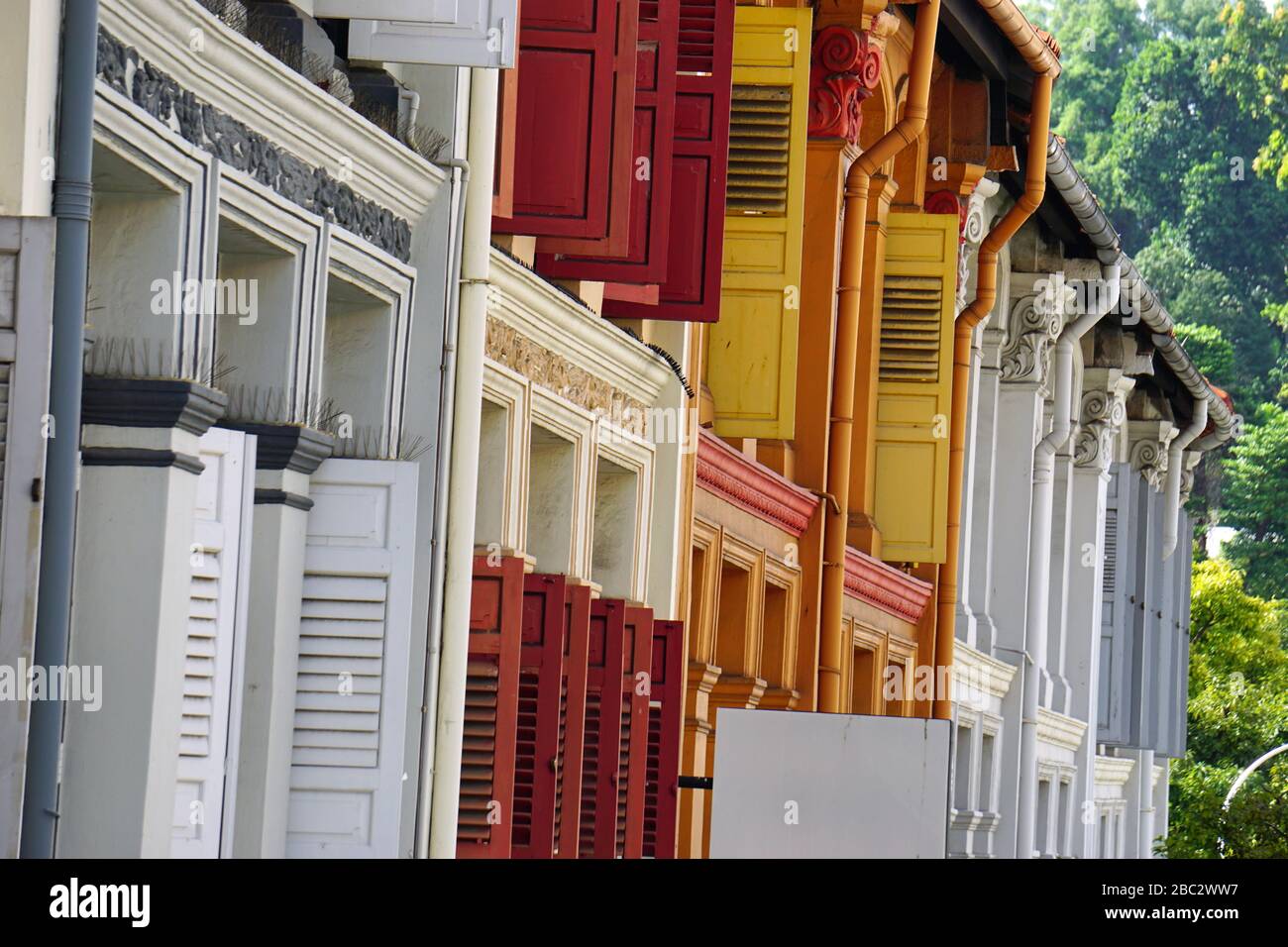 vieux volets colorés en bois à singapour Banque D'Images