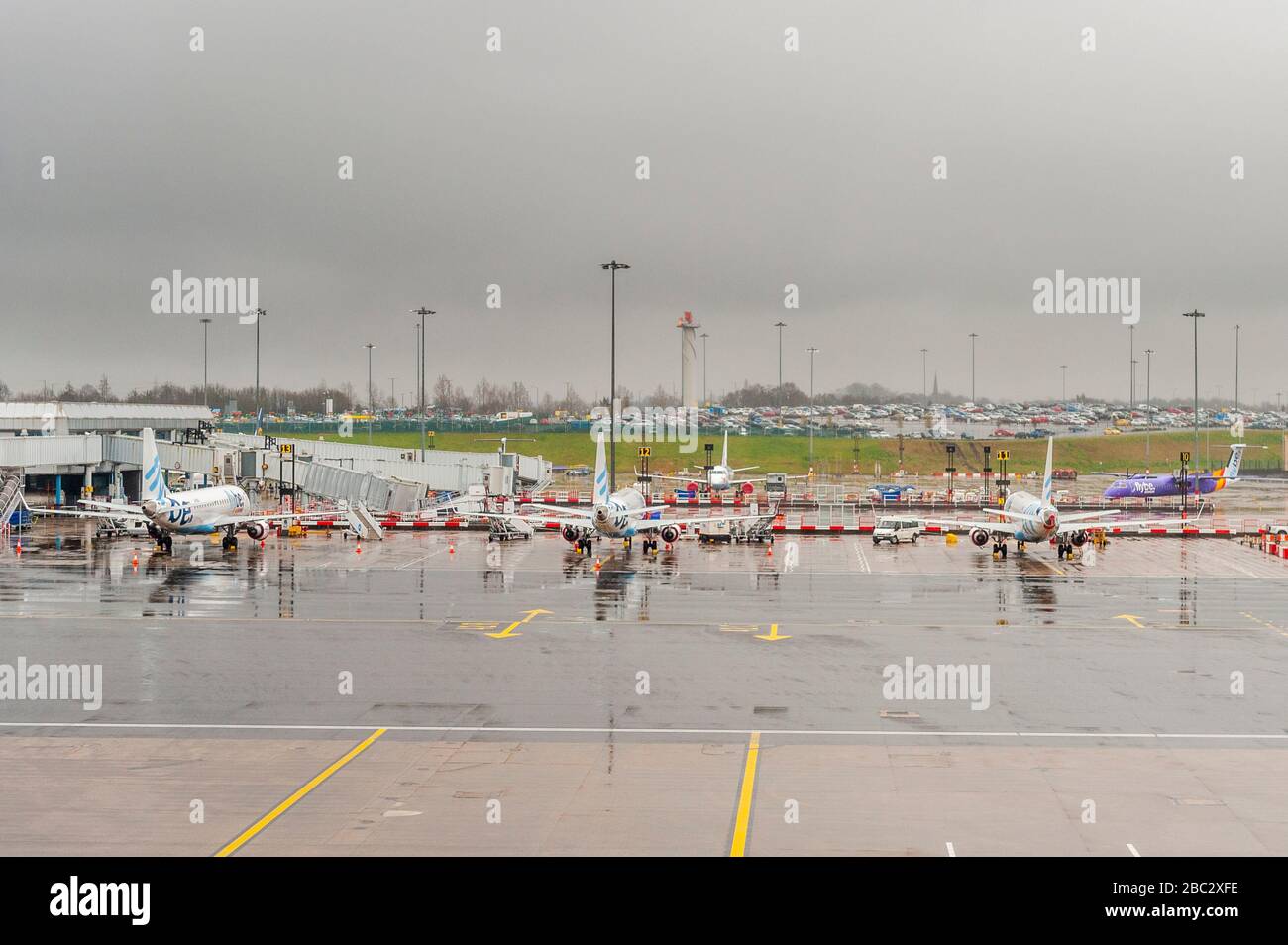 Avion Flybe de la compagnie aérienne maintenant effondrée sur le tarmac à l'aéroport de Birmingham, Marston Green, West Midlands, Royaume-Uni. Banque D'Images