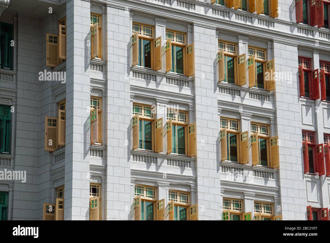 vieux volets colorés en bois à singapour Banque D'Images