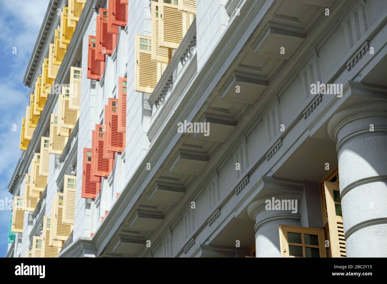 vieux volets colorés en bois à singapour Banque D'Images