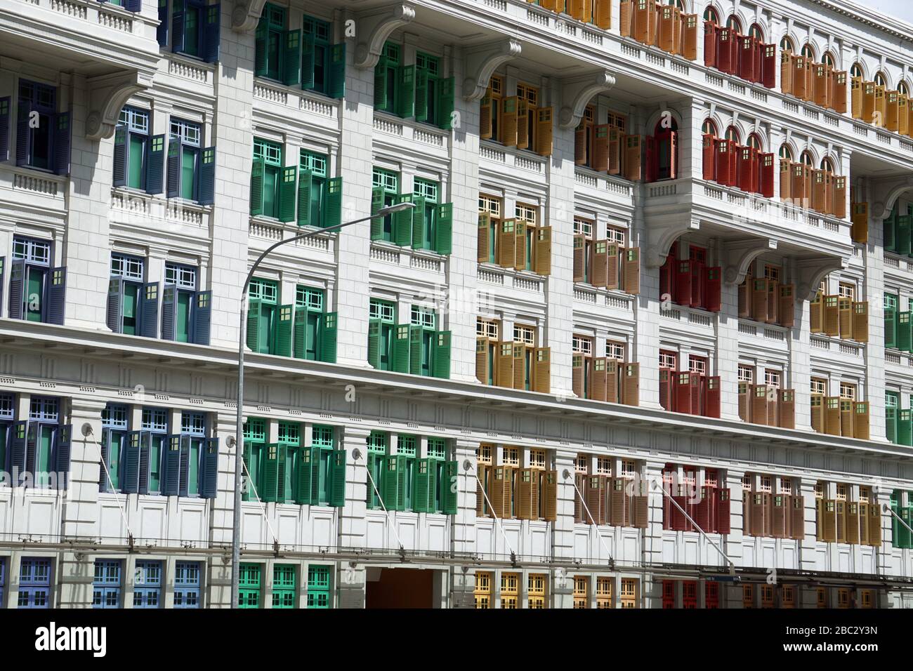 vieux volets colorés en bois à singapour Banque D'Images