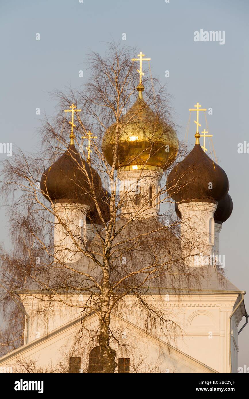 Les croix d'or et les dômes de l'église orthodoxe russe au coucher du soleil. Banque D'Images