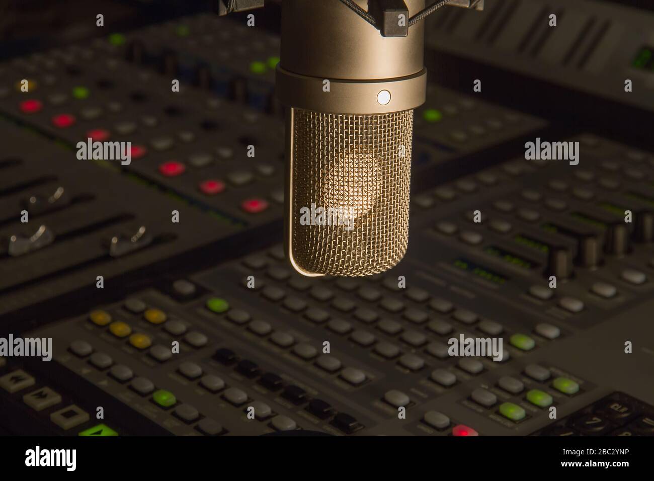 Microphone à condensateur professionnel sur console de mixage audio numérique moderne dans le studio de production. Banque D'Images