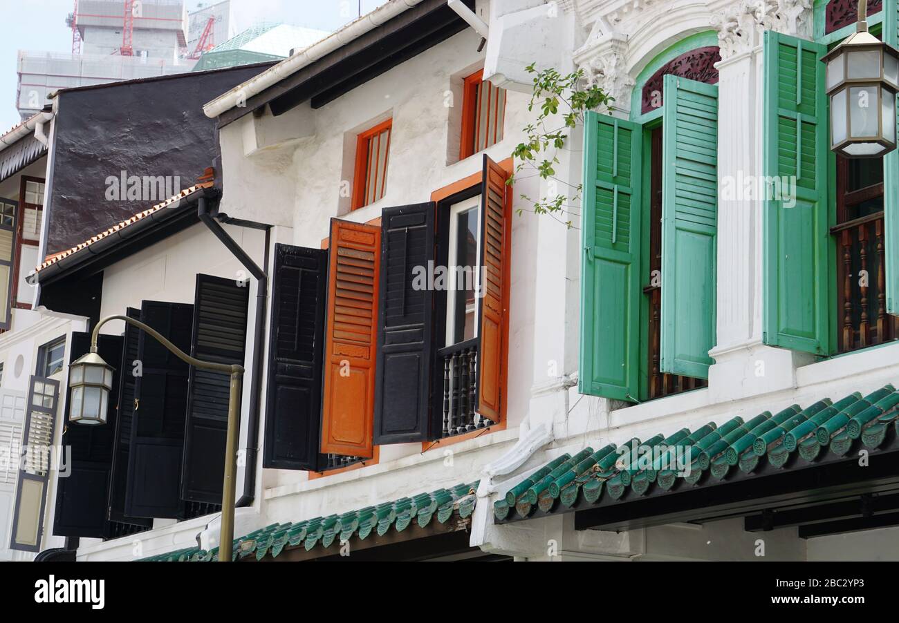 vieux volets colorés en bois à singapour Banque D'Images